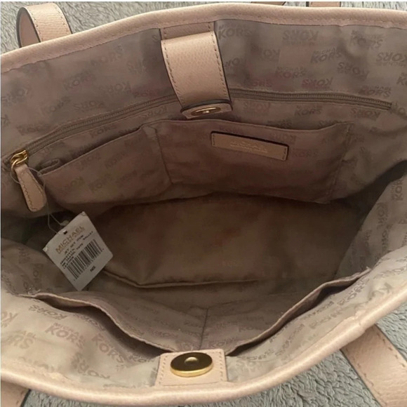 Michael Kors Jet Set Tote​​​​ - Picture 5 of 11